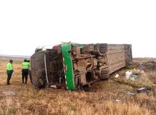 Tres personas fallecidas y más de 30 heridas deja el vuelco de bus interprovincia en la carretera Cusco - Arequipa. La uniddad se dirigía a Chumbivilcas. ANDINA/Difusión
