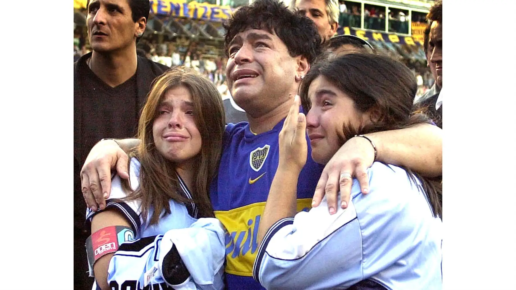 La estrella del fútbol argentino Diego Maradona, sus hijas Dalma Nerea y Giannina Dinora se sienten abrumadas por la emoción durante un evento en honor de Maradona en el estadio "La Bombonera" del equipo de fútbol Boca Juniors el 10 de noviembre de 2001 en Buenos Aires.  Foto: AFP