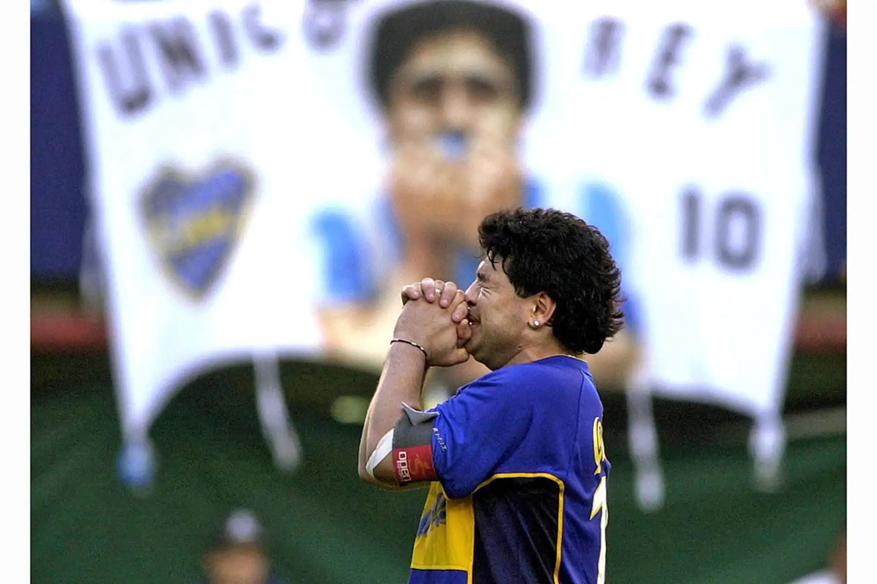 El exastro del fútbol argentino Diego Maradona se emociona durante un evento en su honor en el estadio "La Bombonera" del club Boca Juniors el 10 de noviembre de 2001 en Buenos Aires. Foto: AFP