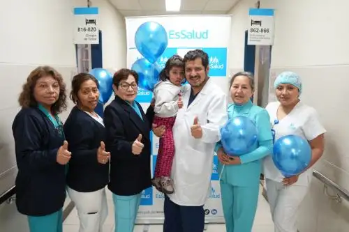 La intervención, que duró cerca de cuatro horas, consistió en retirar la parte afectada de la tráquea y reconstruirla con tejido sano. Durante la cirugía se utilizaron técnicas avanzadas de ventilación directa.ANDINA/Difusión