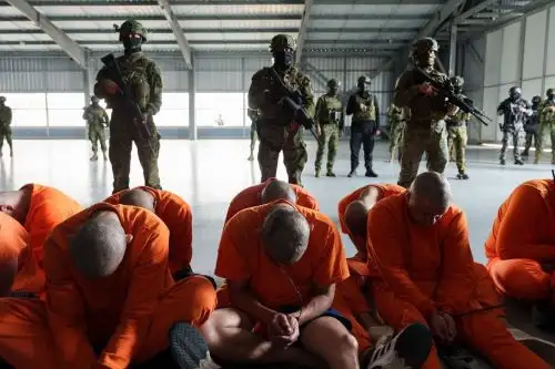 En Ecuador, 300 presos peligrosos fueron trasladados a la cárcel del Encuentro. Foto: Daniel Noboa Azin/X