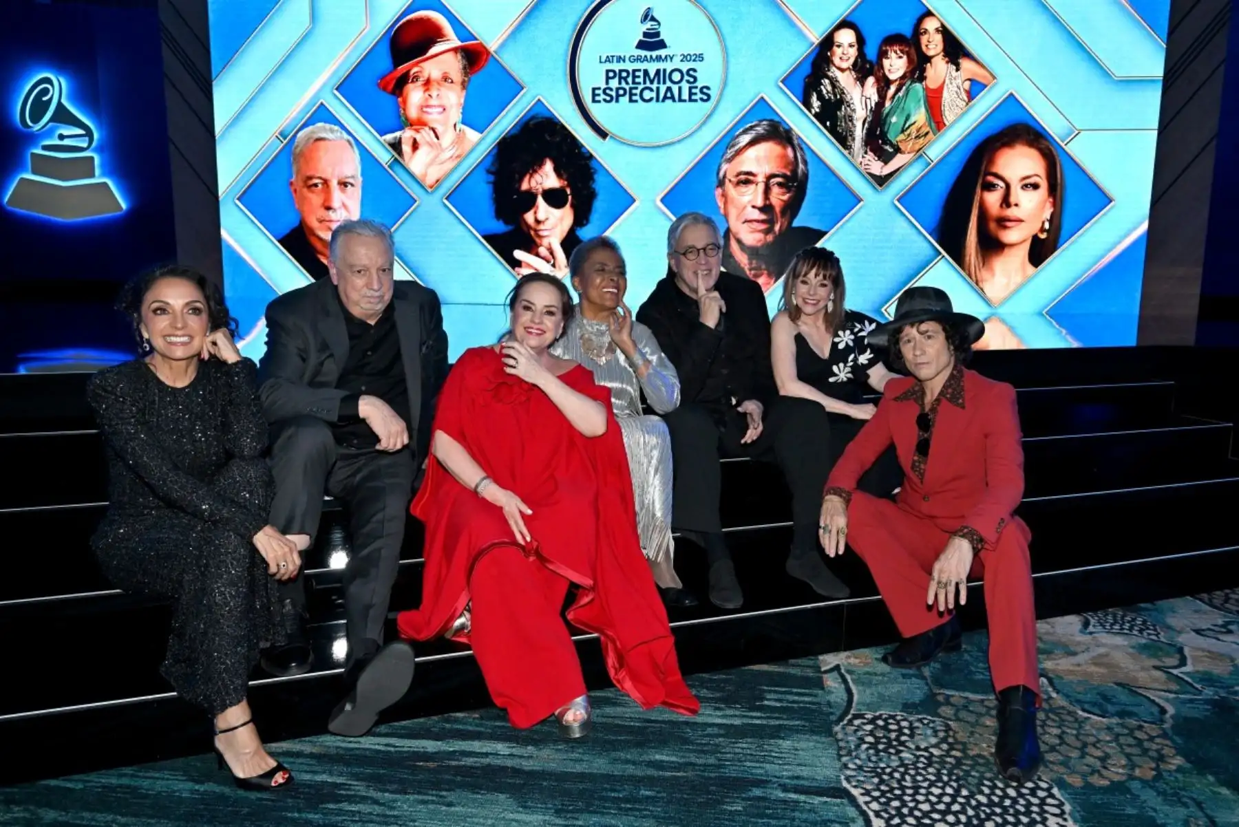 Fernanda Meade de Pandora, Eric Schilling, Isabel Lascurain de Pandora, Susana Baca, Ivan Lins, Mayte Lascurain de Pandora y Enrique Bunbury asistieron a la entrega de premios especiales durante la 26.ª edición de los Latin GRAMMY Awards. AFP