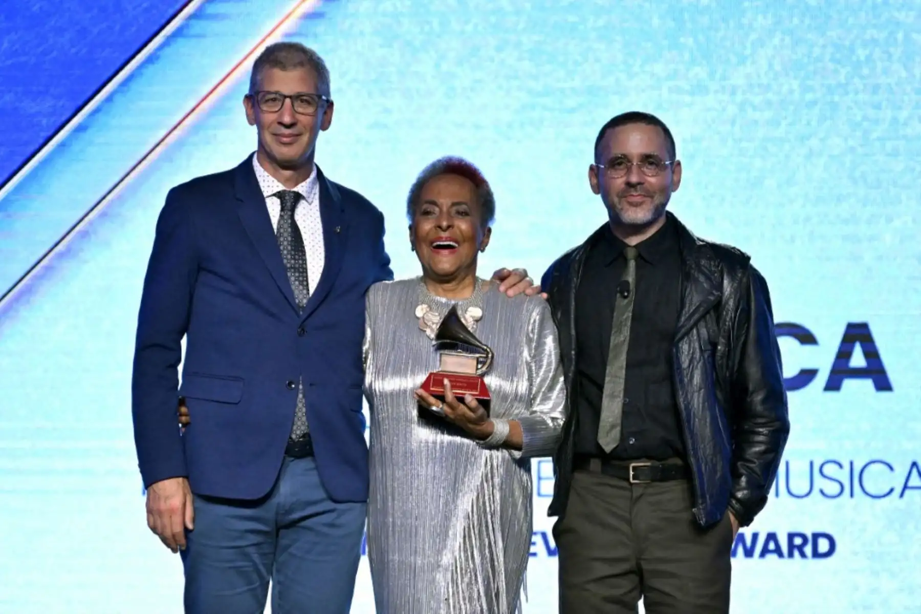 La cantante peruana Susana Baca recibió el Premio a la Excelencia Musical en la Presentación de Premios Especiales en la 26.ª edición de los Latin GRAMMY Awards. AFP