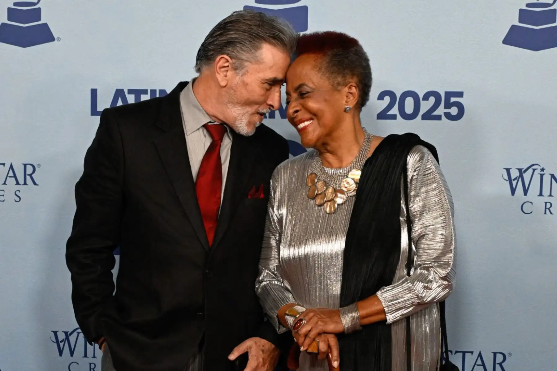 Ricardo Pereira y Susana Baca asistieron a la entrega de premios especiales durante la 26.ª edición de los Latin GRAMMY Awards. AFP