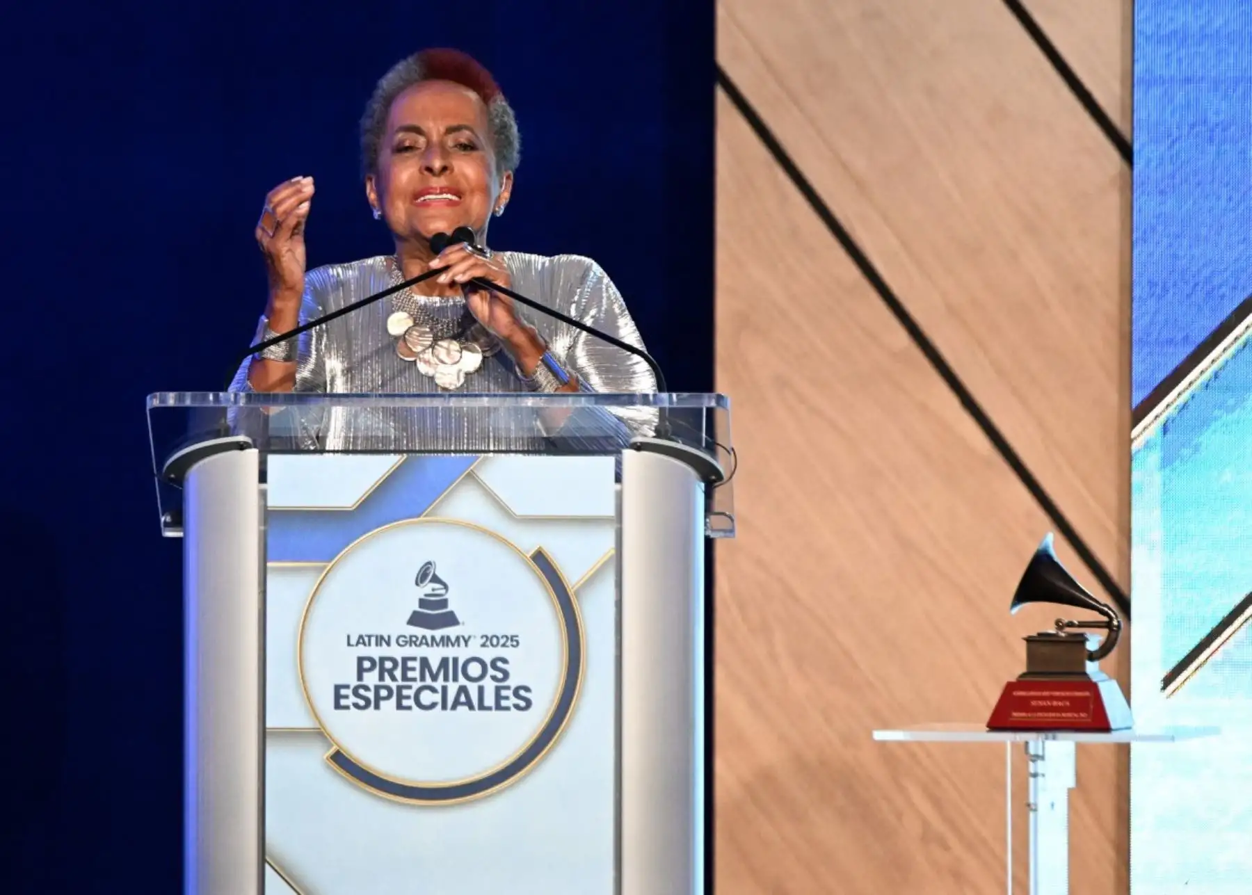La cantante peruana Susana Baca recibió el Premio a la Excelencia Musical en la Presentación de Premios Especiales en la 26.ª edición de los Latin GRAMMY Awards. AFP
