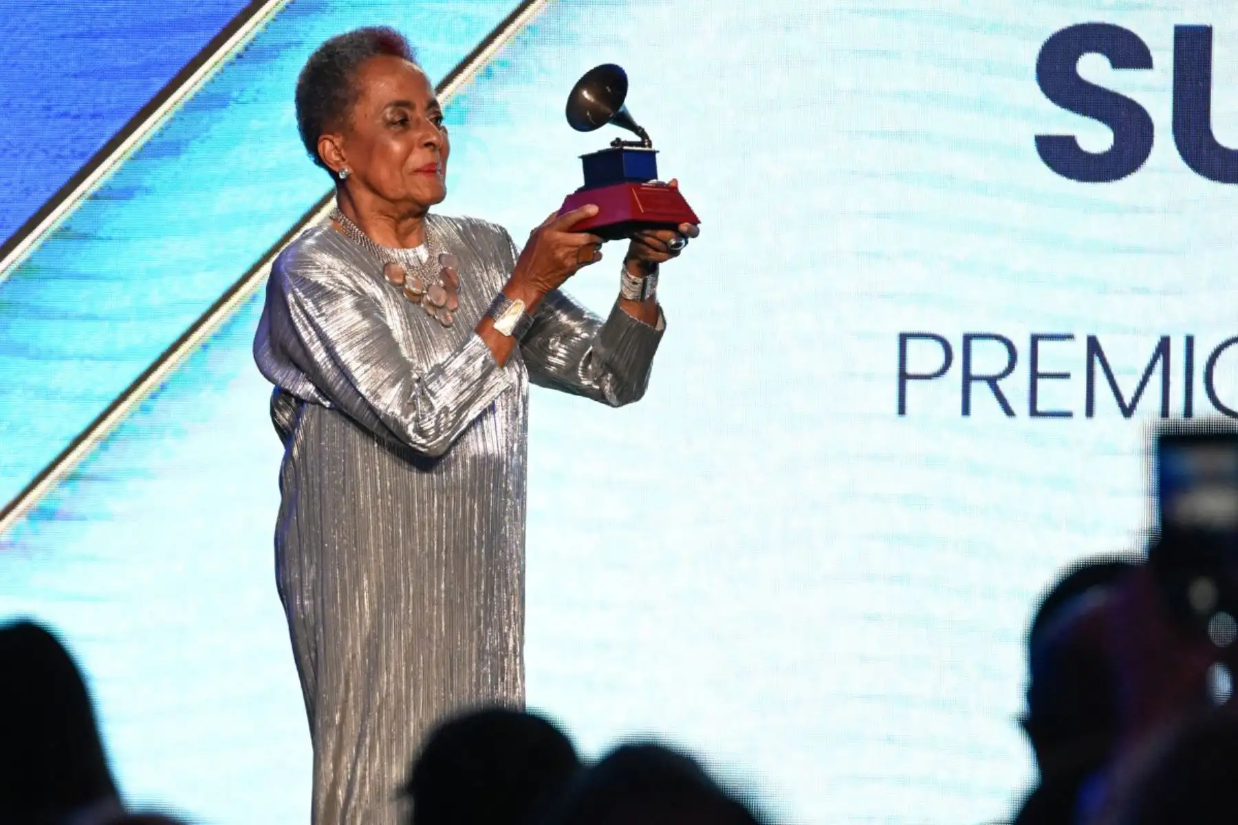 La cantante peruana Susana Baca recibió el Premio a la Excelencia Musical en la Presentación de Premios Especiales en la 26.ª edición de los Latin GRAMMY Awards. AFP