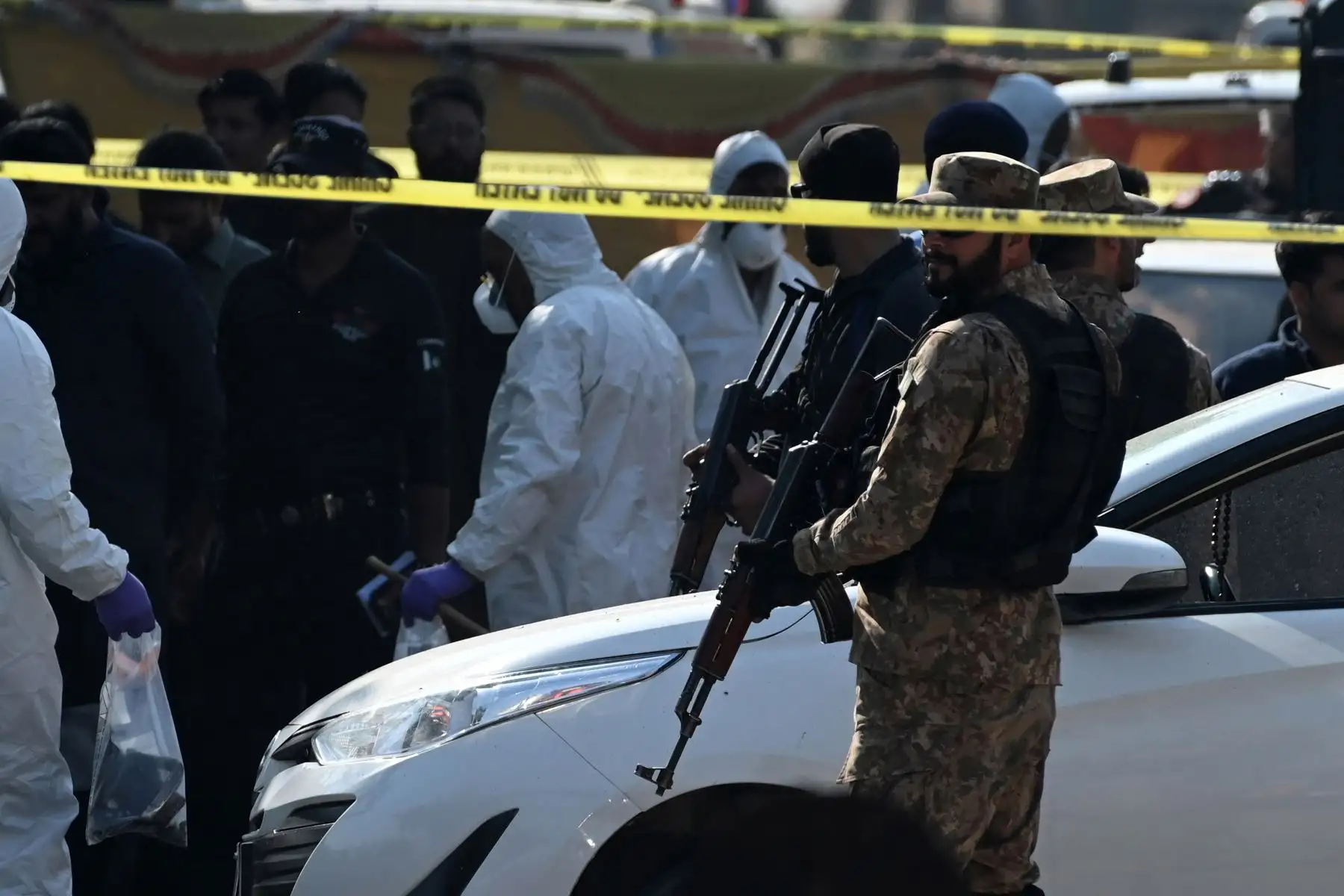 Agentes de seguridad inspeccionan el lugar de un atentado suicida con bomba ocurrido frente al complejo judicial de Islamabad, Pakistán. Foto: EFE