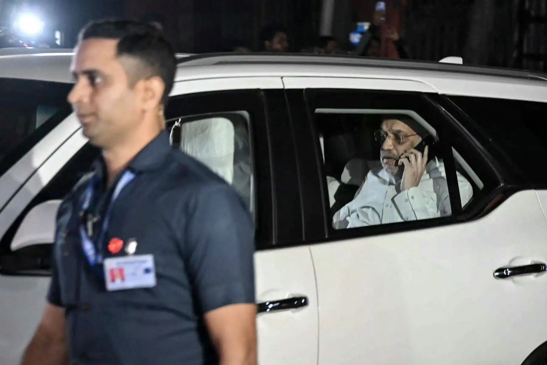 El ministro del Interior de La India, Amit Shah, habla por teléfono al salir del Hospital Lok Nayak tras visitar a las personas heridas en una explosión en el casco antiguo de Delhi, el 10 de noviembre de 2025. Al menos ocho personas murieron y 19 resultaron heridas cuando un coche explotó en el centro de la capital. Foto: AFP