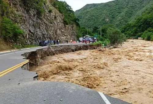 Cajamarca se encuentra en emergencia por las fuertes lluvias que se registran en la región. Las precipitaciones han incrementado el caudal del río Callayuc y su crecida provocó el colapso de la plataforma de la carretera Cutervo - Chiple.  ANDINA/Difusión