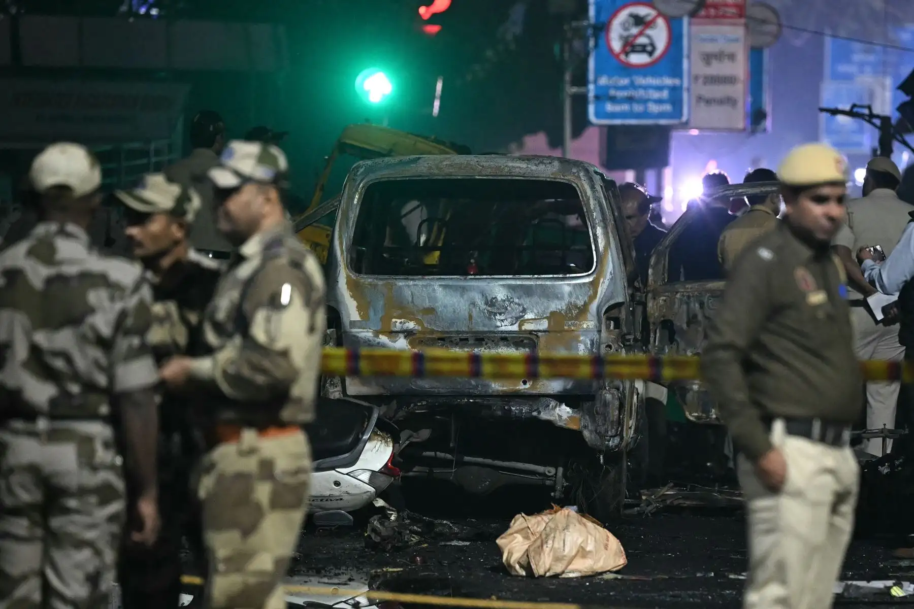 Personal de seguridad permanece junto a un vehículo carbonizado en el lugar de la explosión ocurrida cerca del Fuerte Rojo en el casco antiguo de Delhi, La India, el 10 de noviembre de 2025. Foto: AFP
