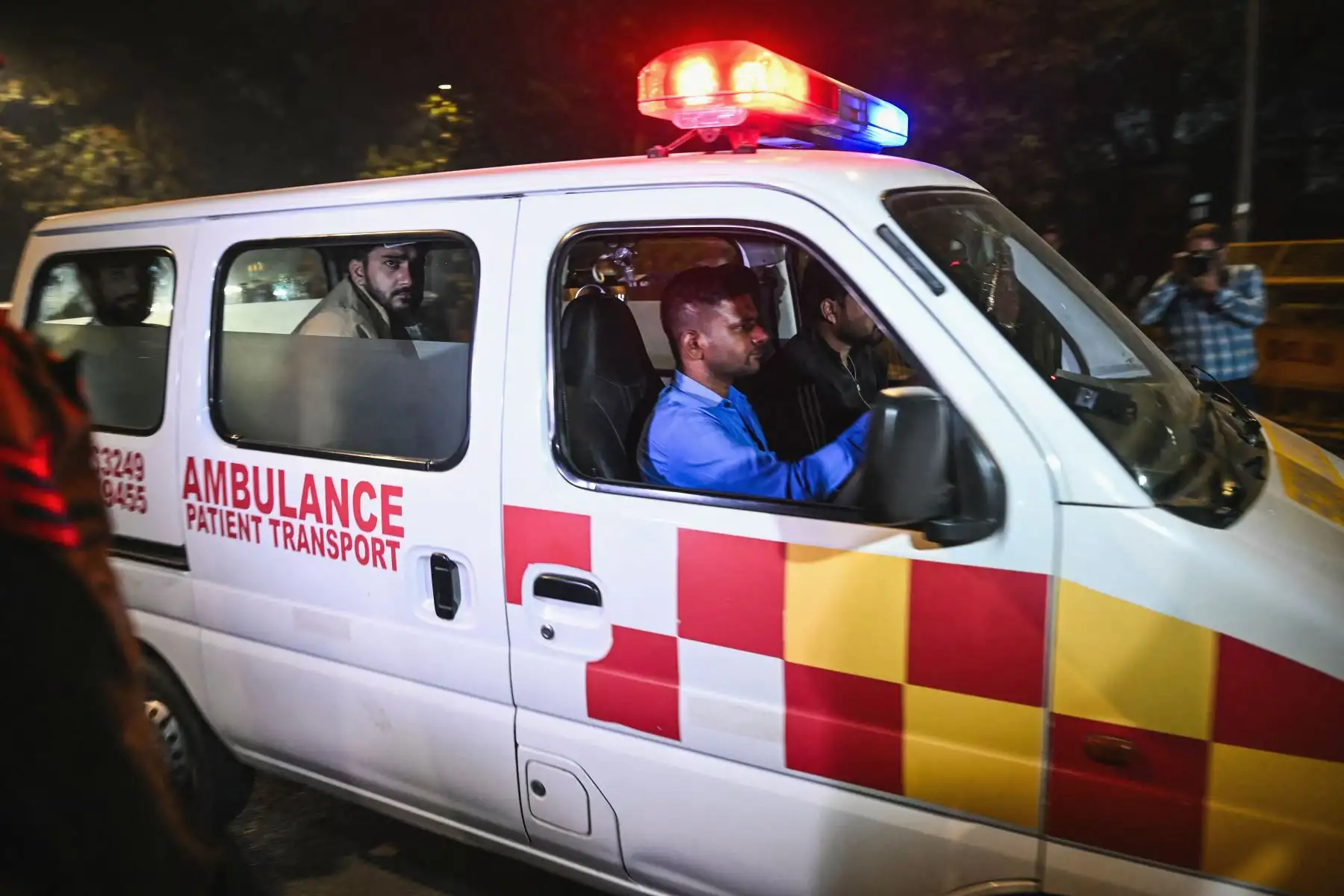 En la imagen se observa una ambulancia frente al Hospital Lok Nayak en Nueva Delhi el 10 de noviembre de 2025. Los bomberos indios informaron de víctimas ese mismo día, después de que un incendio arrasara varios vehículos cerca del emblemático Fuerte Rojo. Foto: AFP