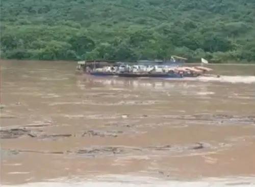 Cuatro personas se encuentran desaparecidas tras el naufragio de una pequeña embarcación a motor en el río Huallaga. El bote naufragó tras colisionar contra un tronco de árbol arrastrado por la corriente. ANDINA/Difusión
