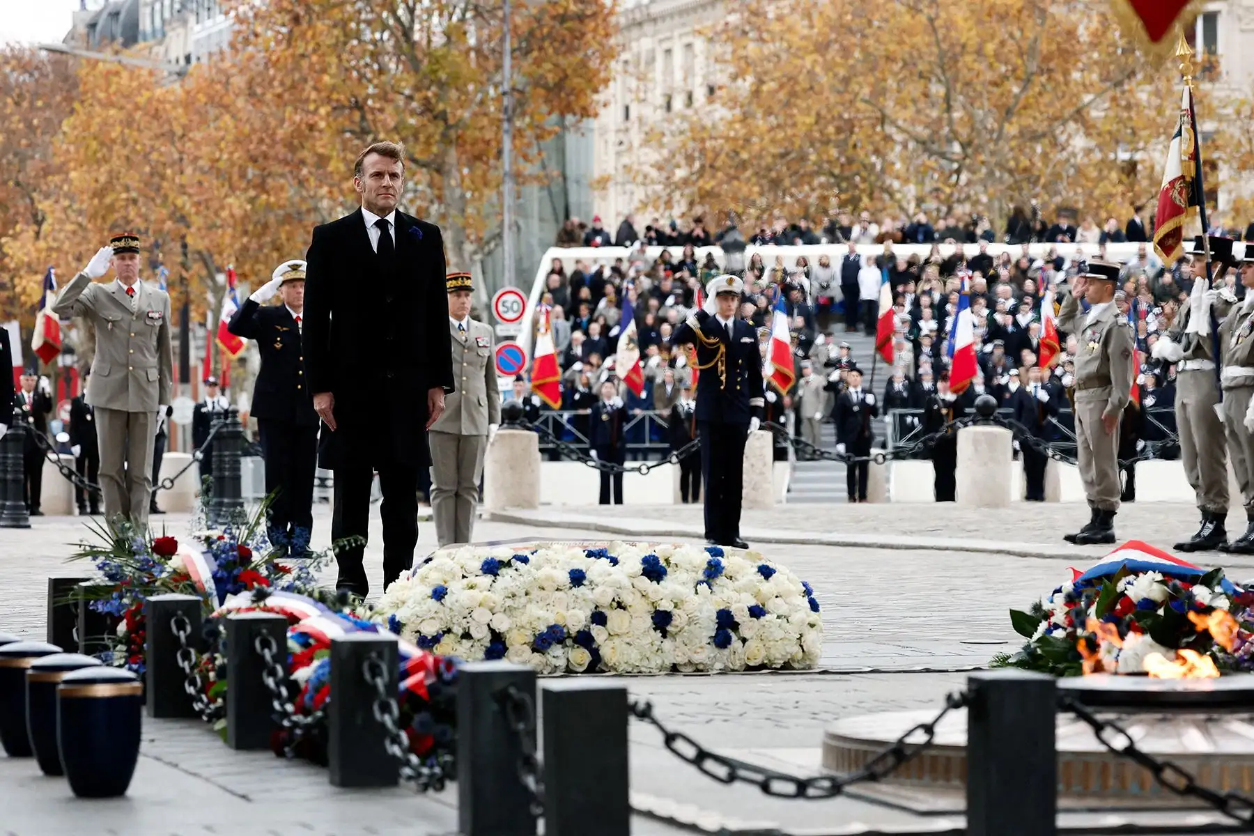 El presidente de Francia, Emmanuel Macron, asistió a una ceremonia en el Arco del Triunfo de París el 11 de noviembre de 2025, como parte de las conmemoraciones del 107.º aniversario del Armisticio del 11 de noviembre de 1918, que puso fin a la Primera Guerra Mundial. Foto: AFP