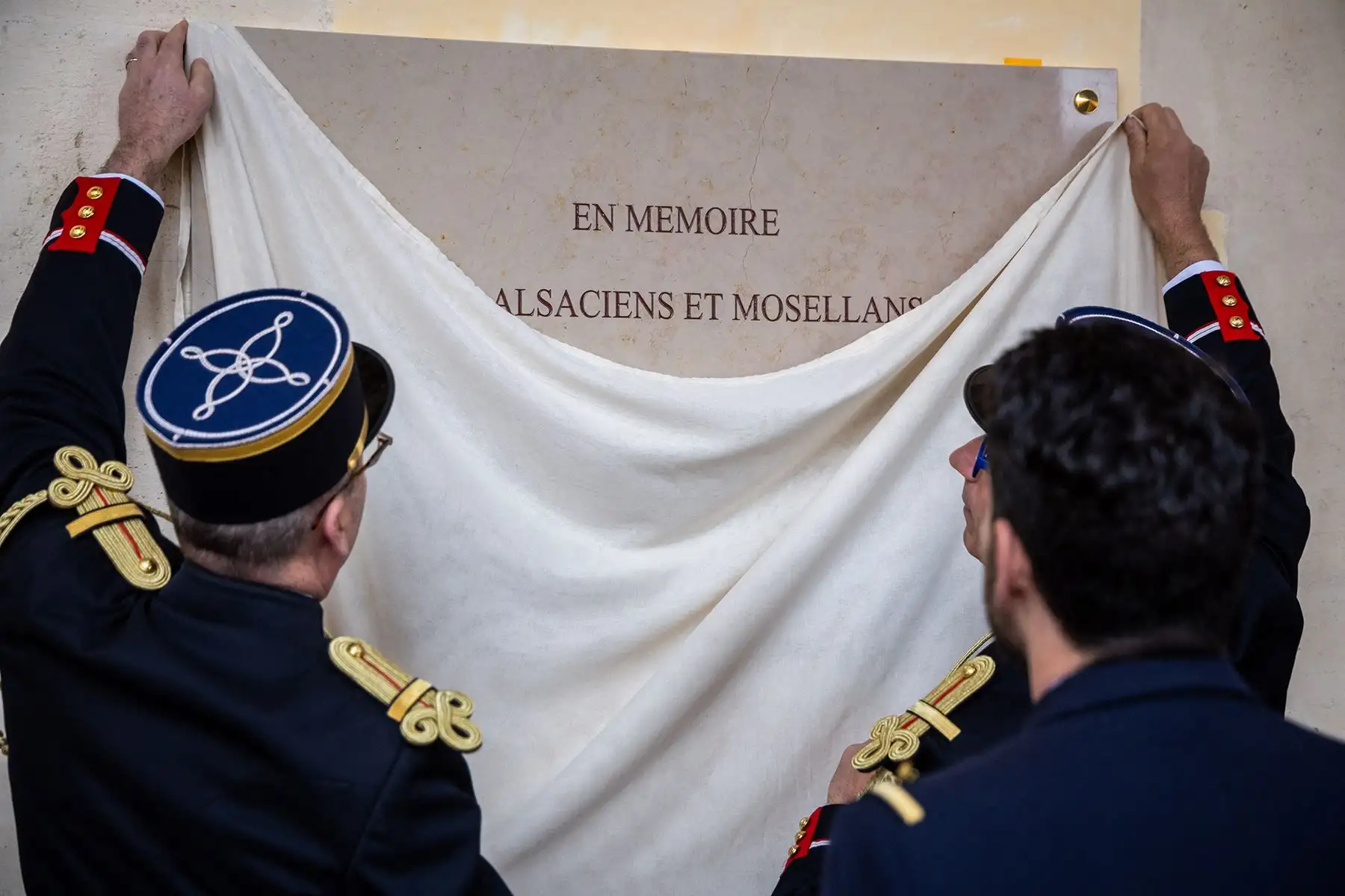 Oficiales franceses preparan la inauguración de una placa en honor a los soldados de las regiones de Alsacia y Mosela, en el este de Francia, que fueron reclutados a la fuerza en el ejército alemán durante la Segunda Guerra Mundial, durante una ceremonia en el Hotel des Invalides, el 11 de noviembre de 2025, como parte de las conmemoraciones del 107 aniversario del Armisticio del 11 de noviembre de 1918, que puso fin a la Primera Guerra Mundial. Foto: AFP