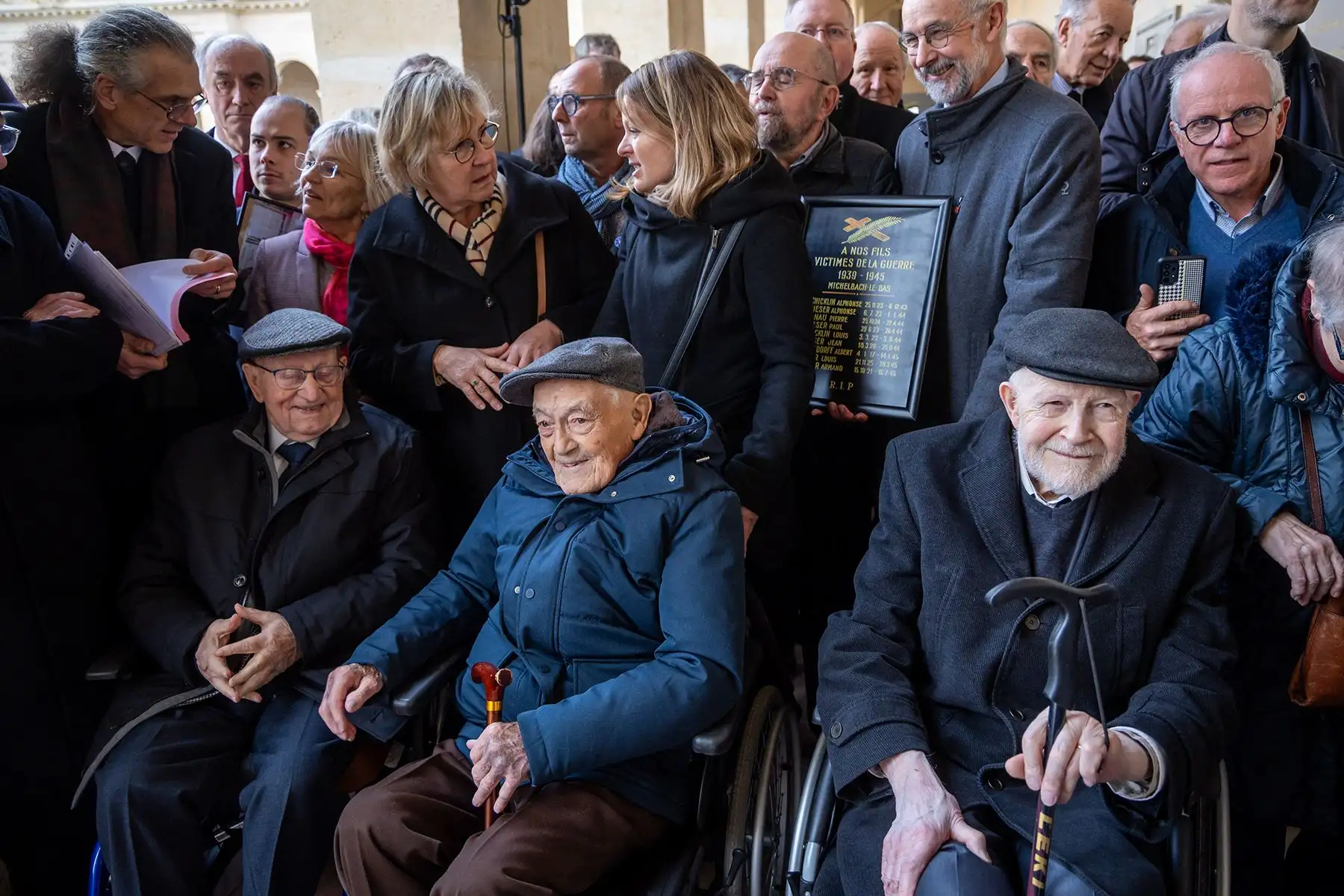 Los veteranos de la Segunda Guerra Mundial François Dochter, Alfred Young  y Alfred Wolgroth, asisten a una ceremonia en el Hotel des Invalides, el 11 de noviembre de 2025, como parte de las conmemoraciones del 107.º aniversario del Armisticio del 11 de noviembre de 1918, que puso fin a la Primera Guerra Mundial. (Foto de Christop. Foto: AFP