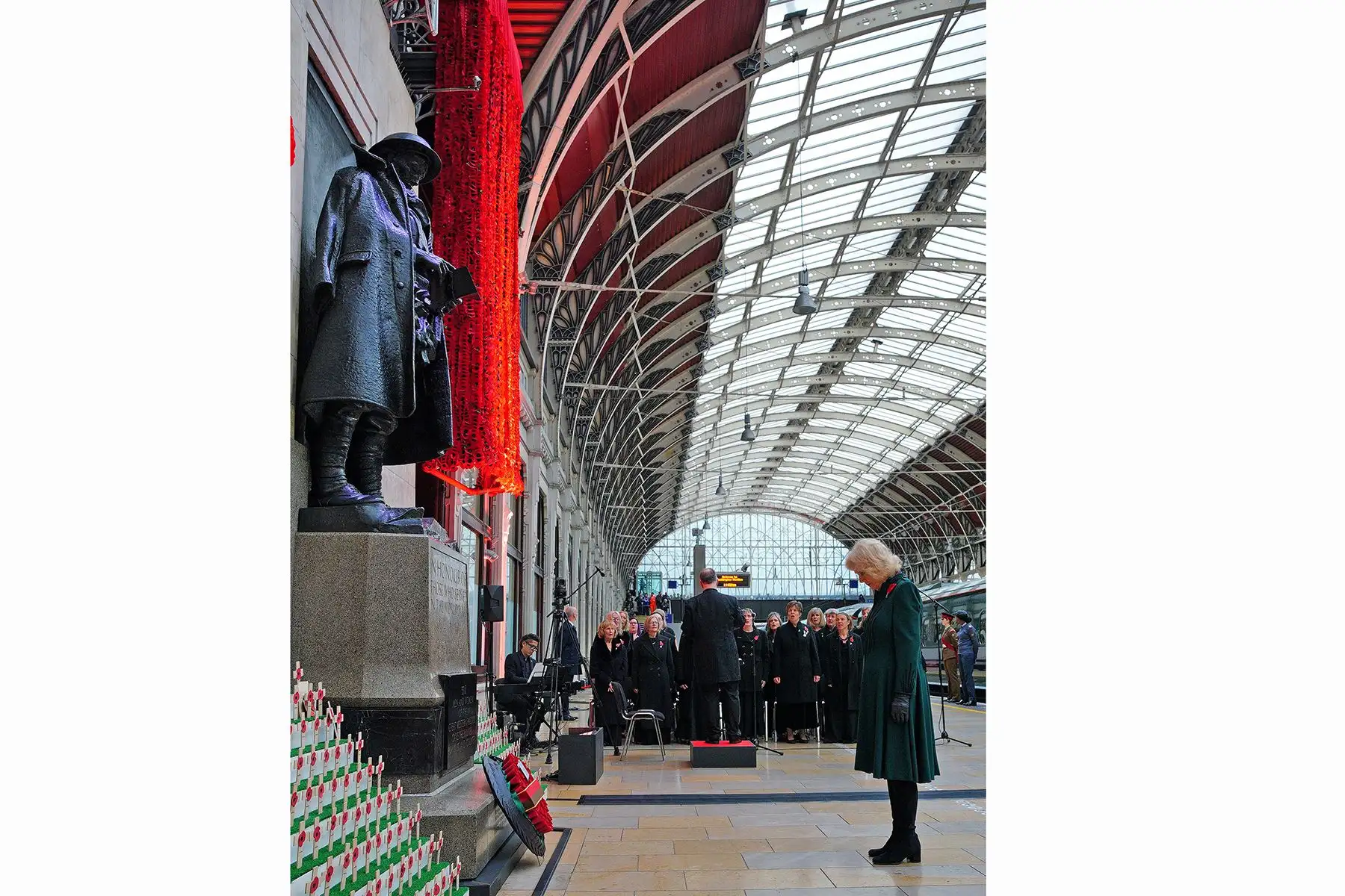 La reina Camila del Reino Unido depositó una corona de flores durante la iniciativa «Amapolas en Paddington» de Great Western Railway, celebrada en la estación de tren de Paddington de Londres el 11 de noviembre de 2025, con motivo del 107.º aniversario del Armisticio del 11 de noviembre de 1918, que puso fin a la Primera Guerra Mundial. Foto: AFP