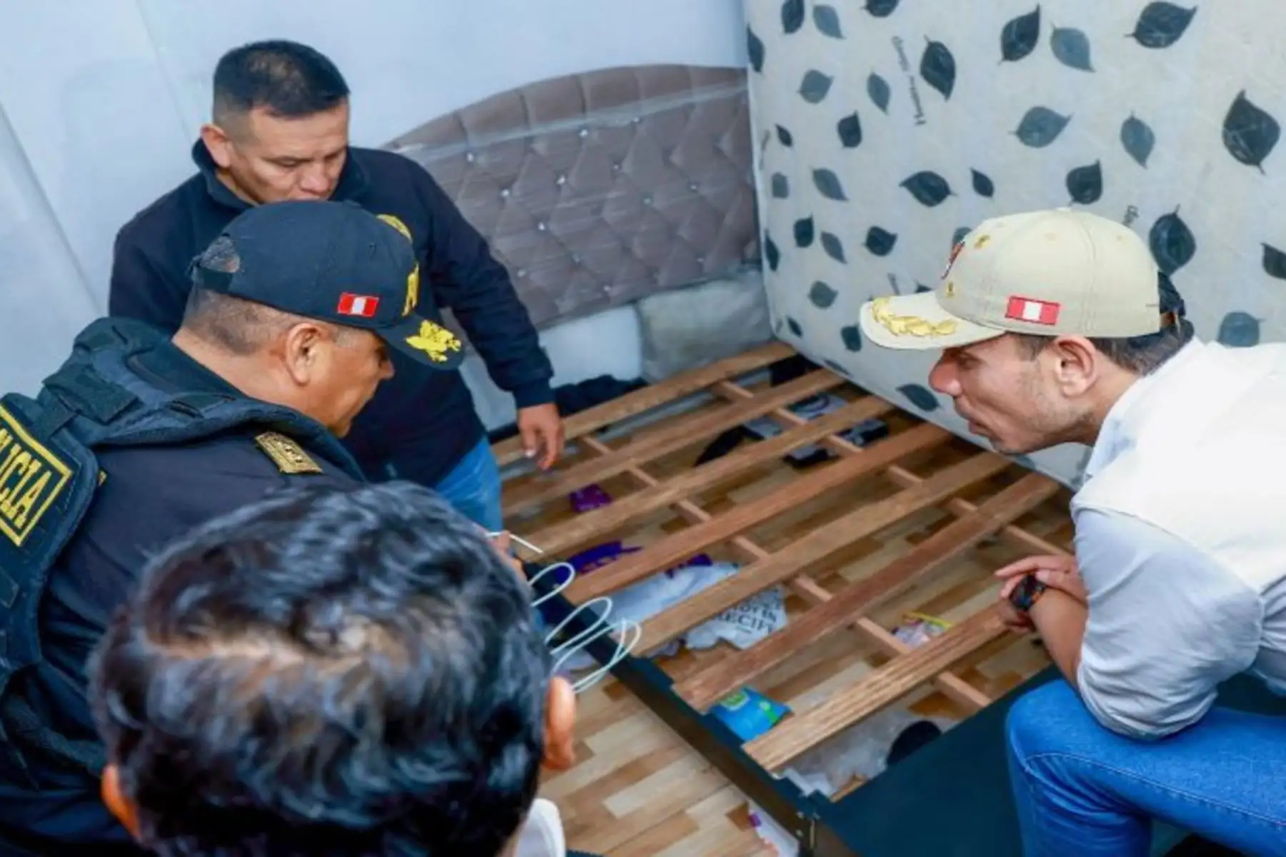 El presidente de la república, José Jerí, supervisó un operativo que permitió la captura de la presunta organización criminal “Los Gallegos del Hampa”, realizado en el distrito de Independencia en el marco del estado de emergencia en Lima y Callao decretado por el Gobierno. Foto: ANDINA/Prensa Presidencia
