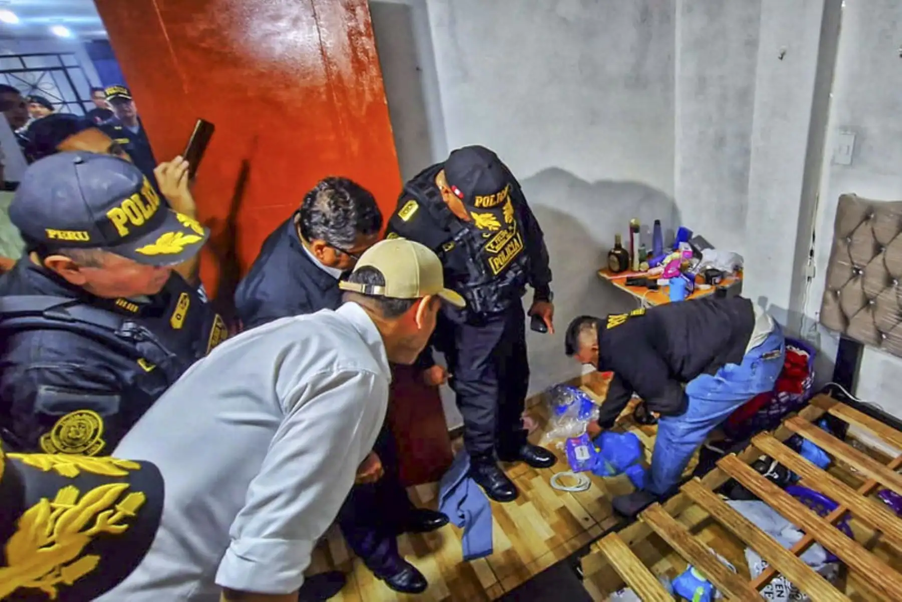 El presidente de la república, José Jerí, supervisó un operativo que permitió la captura de la presunta organización criminal “Los Gallegos del Hampa”, realizado en el distrito de Independencia en el marco del estado de emergencia en Lima y Callao decretado por el Gobierno. Foto: ANDINA/Prensa Presidencia