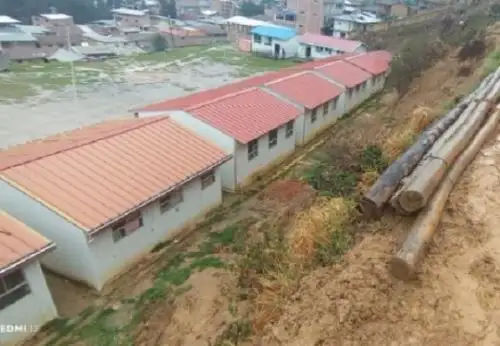 Al menos cuatro aulas prefabricadas del colegio Santo Toribio del distrito de Tayabamba, en la provincia de Pataz, La Libertad, se encuentran en peligro inminente ante un posible deslizamiento por lluvias intensas.