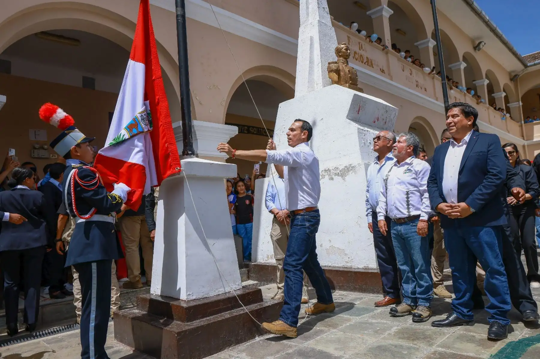 Presidente de la república, José Jerí Oré, participó en el izamiento de bandera y entonación del himno nacional en la Gran Unidad Leoncio Prado. Foto: ANDINA/ Prensa Presidencia