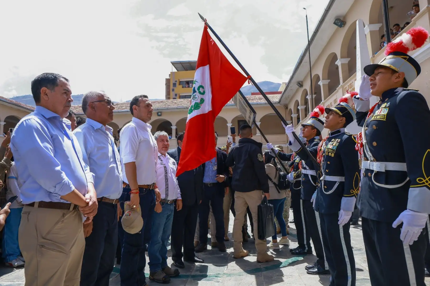 Presidente de la república, José Jerí Oré, participó en el izamiento de bandera y entonación del himno nacional en la Gran Unidad Leoncio Prado. Foto: ANDINA/ Prensa Presidencia
