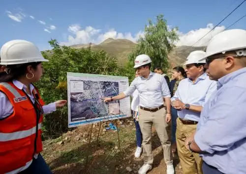 Los ministros de Vivienda, Producción, y Desarrollo Agrario y Riego realizaron una visita de inspección a los trabajos de descolmatación en el cauce de la quebrada Lindero, región Huánuco.