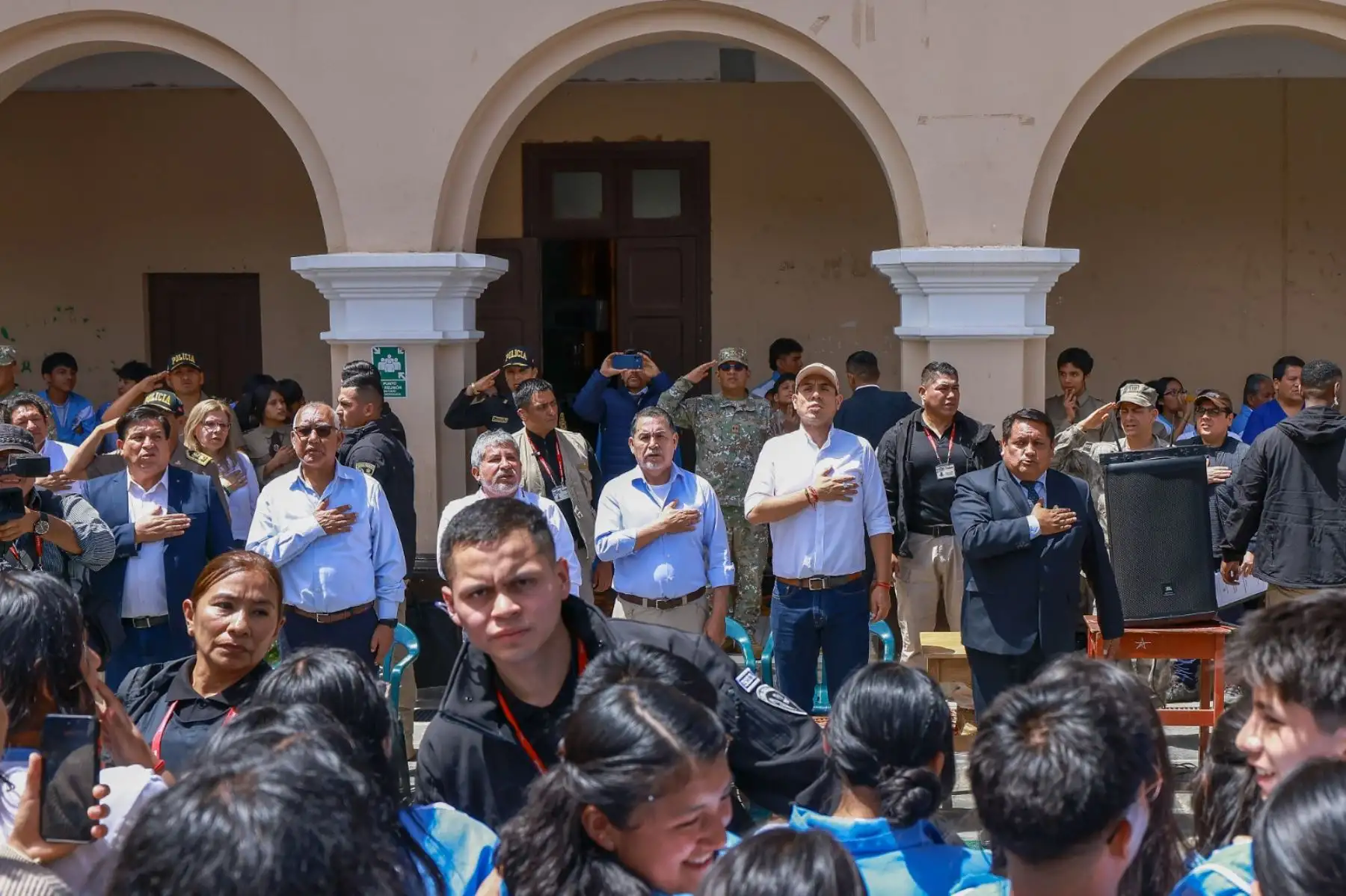 Presidente de la república, José Jerí Oré, participó en el izamiento de bandera y entonación del himno nacional en la Gran Unidad Leoncio Prado. Foto: ANDINA/ Prensa Presidencia