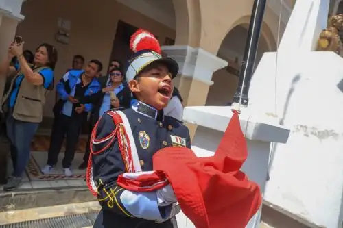 Entre las disposiciones complementarias se indica que el himno nacional del Perú será entonado el 28 de setiembre de cada año, a las 12:00 horas, en un acto protocolar a realizarse en todas las entidades públicas y privadas del país.ANDINA/DifusiónANDINA/Difusión