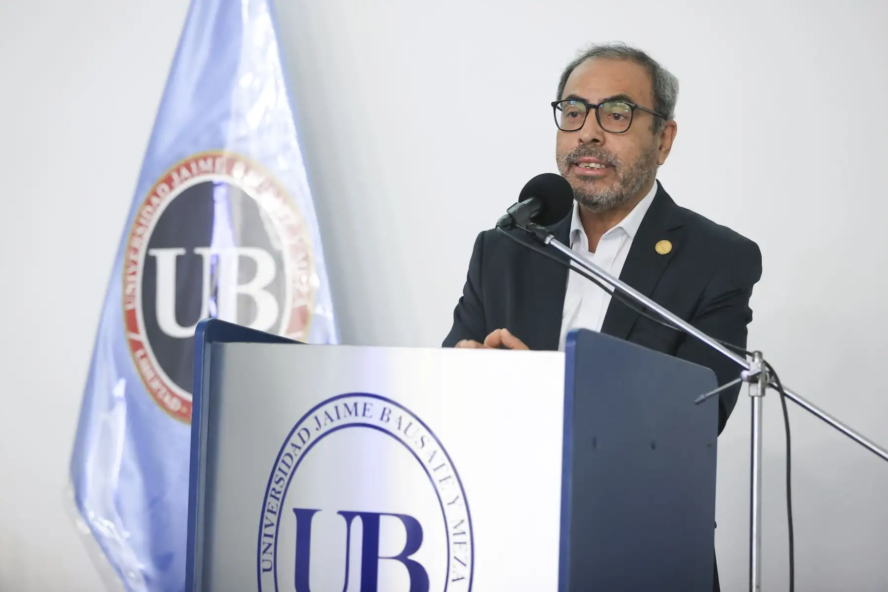 Periodistas del Diario Oficial El Peruano, participaron en el conversatorio El Peruano 200 Años, en el auditorio de la Universidad Jaime Bausate y Meza. El equipo estuvo encabezado por el director del DOP, Félix Paz; el gerente de publicaciones, Ricardo Montero y José Antonio Manco, jefe del Departamento Digital de Editora Perú. Foto: ANDINA/Jhonel Rodríguez Robles