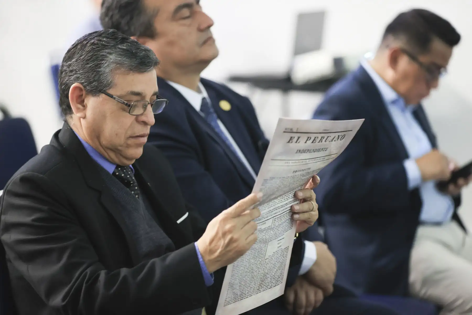 Periodistas del Diario Oficial El Peruano, participaron en el conversatorio El Peruano 200 Años, en el auditorio de la Universidad Jaime Bausate y Meza. El equipo estuvo encabezado por el director del DOP, Félix Paz; el gerente de publicaciones, Ricardo Montero y José Antonio Manco, jefe del Departamento Digital de Editora Perú. Foto: ANDINA/Jhonel Rodríguez Robles