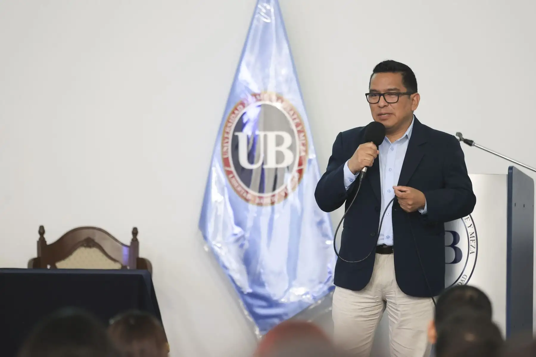Periodistas del Diario Oficial El Peruano, participaron en el conversatorio El Peruano 200 Años, en el auditorio de la Universidad Jaime Bausate y Meza. El equipo estuvo encabezado por el director del DOP, Félix Paz; el gerente de publicaciones, Ricardo Montero y José Antonio Manco, jefe del Departamento Digital de Editora Perú. Foto: ANDINA/Jhonel Rodríguez Robles