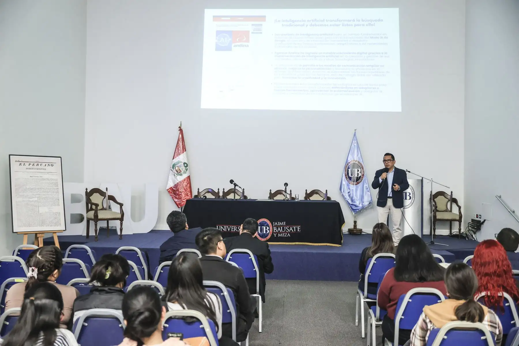 Periodistas del Diario Oficial El Peruano, participaron en el conversatorio El Peruano 200 Años, en el auditorio de la Universidad Jaime Bausate y Meza. El equipo estuvo encabezado por el director del DOP, Félix Paz; el gerente de publicaciones, Ricardo Montero y José Antonio Manco, jefe del Departamento Digital de Editora Perú. Foto: ANDINA/Jhonel Rodríguez Robles