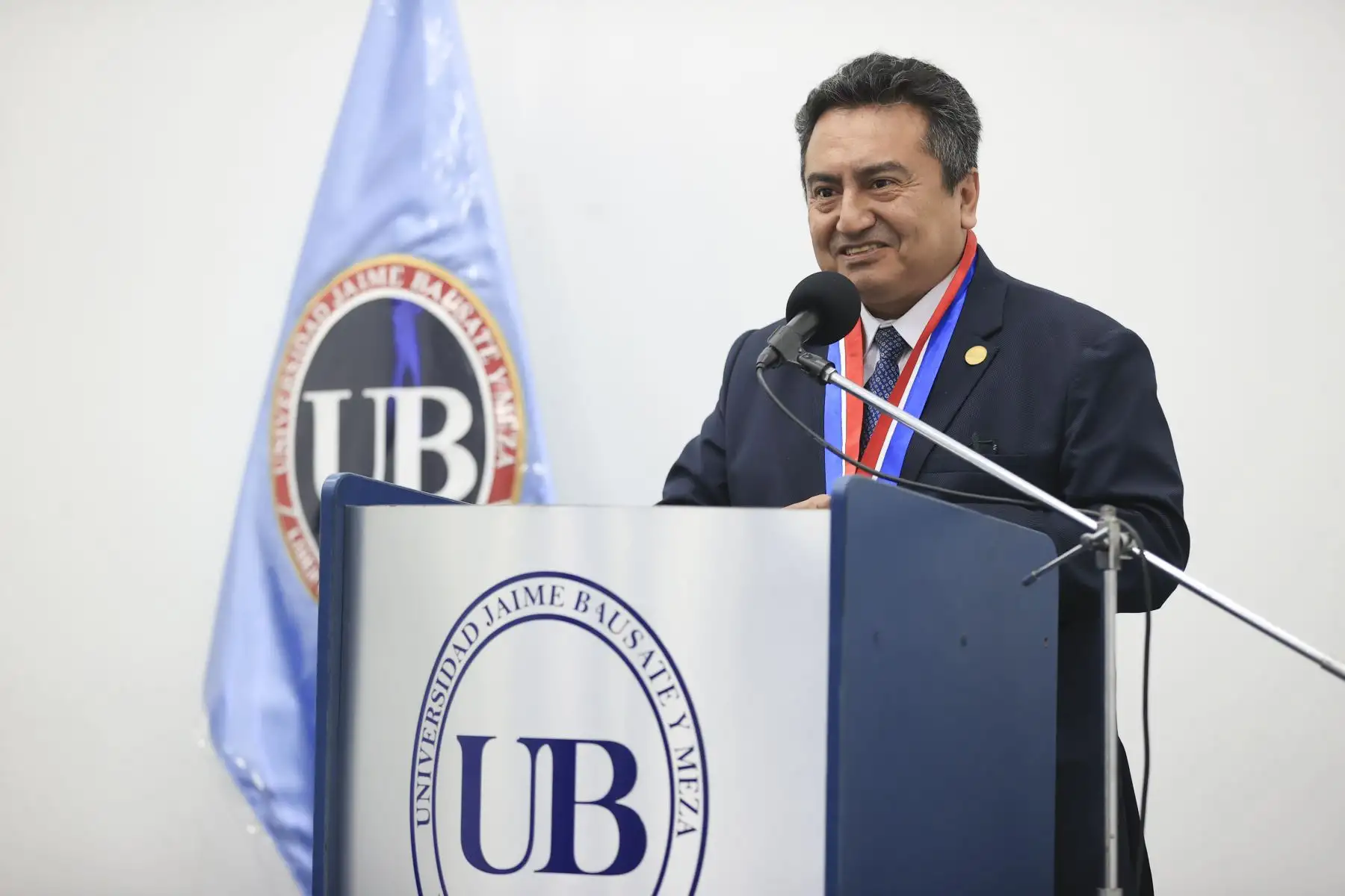 Periodistas del Diario Oficial El Peruano, participaron en el conversatorio El Peruano 200 Años, en el auditorio de la Universidad Jaime Bausate y Meza. El equipo estuvo encabezado por el director del DOP, Félix Paz; el gerente de publicaciones, Ricardo Montero y José Antonio Manco, jefe del Departamento Digital de Editora Perú. Foto: ANDINA/Jhonel Rodríguez Robles