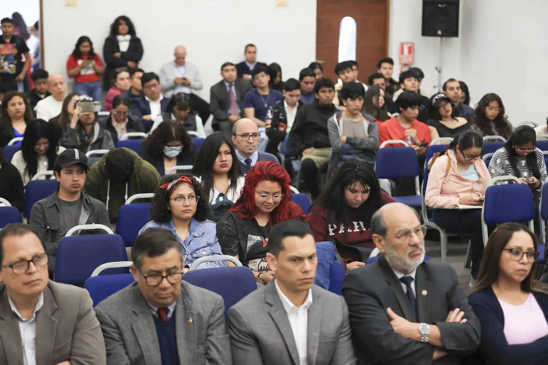 Periodistas del Diario Oficial El Peruano, participaron en el conversatorio El Peruano 200 Años, en el auditorio de la Universidad Jaime Bausate y Meza. El equipo estuvo encabezado por el director del DOP, Félix Paz; el gerente de publicaciones, Ricardo Montero y José Antonio Manco, jefe del Departamento Digital de Editora Perú. Foto: ANDINA/Jhonel Rodríguez Robles