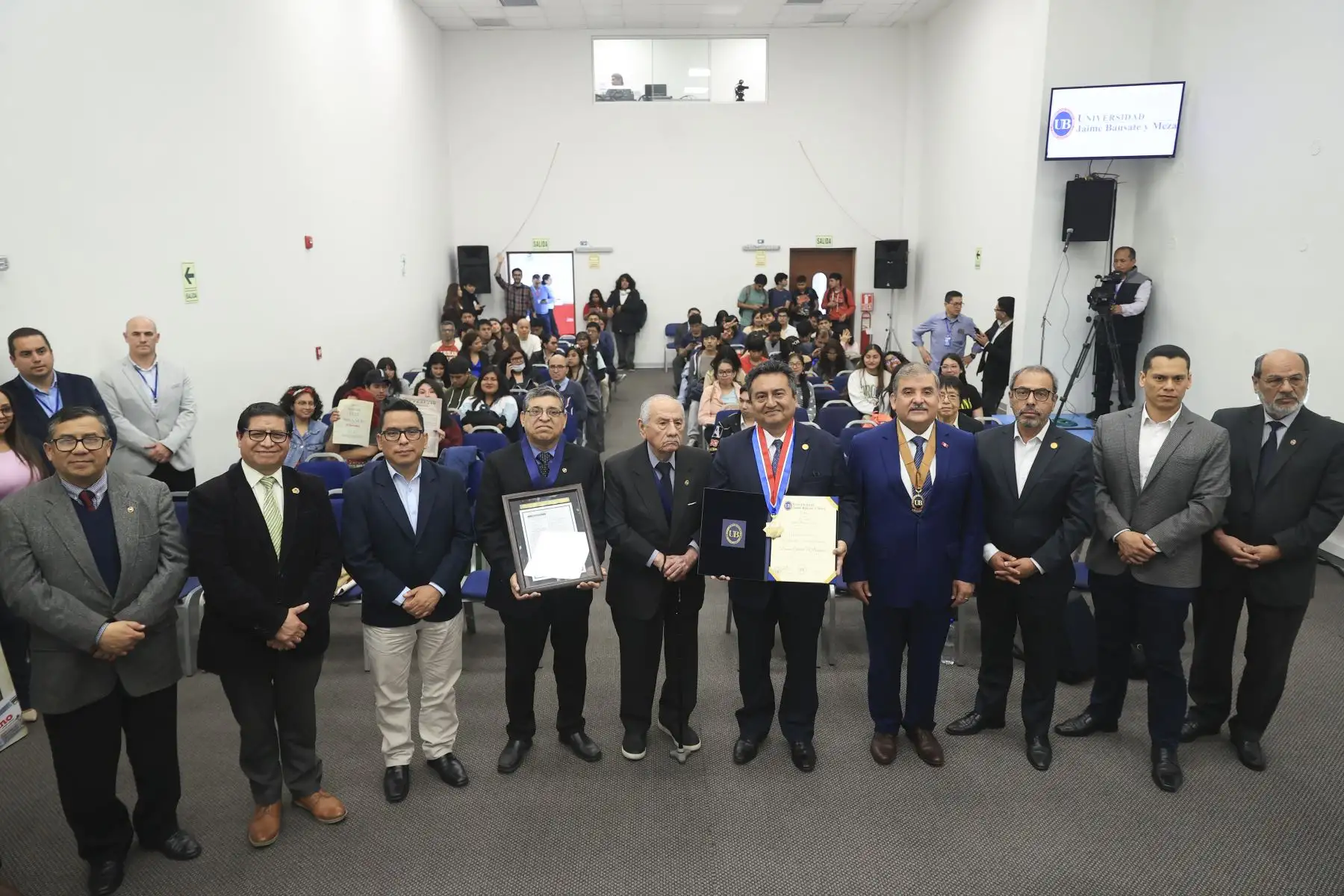 Periodistas del Diario Oficial El Peruano, participaron en el conversatorio El Peruano 200 Años, en el auditorio de la Universidad Jaime Bausate y Meza. El equipo estuvo encabezado por el director del DOP, Félix Paz; el gerente de publicaciones, Ricardo Montero y José Antonio Manco, jefe del Departamento Digital de Editora Perú. Foto: ANDINA/Jhonel Rodríguez Robles
