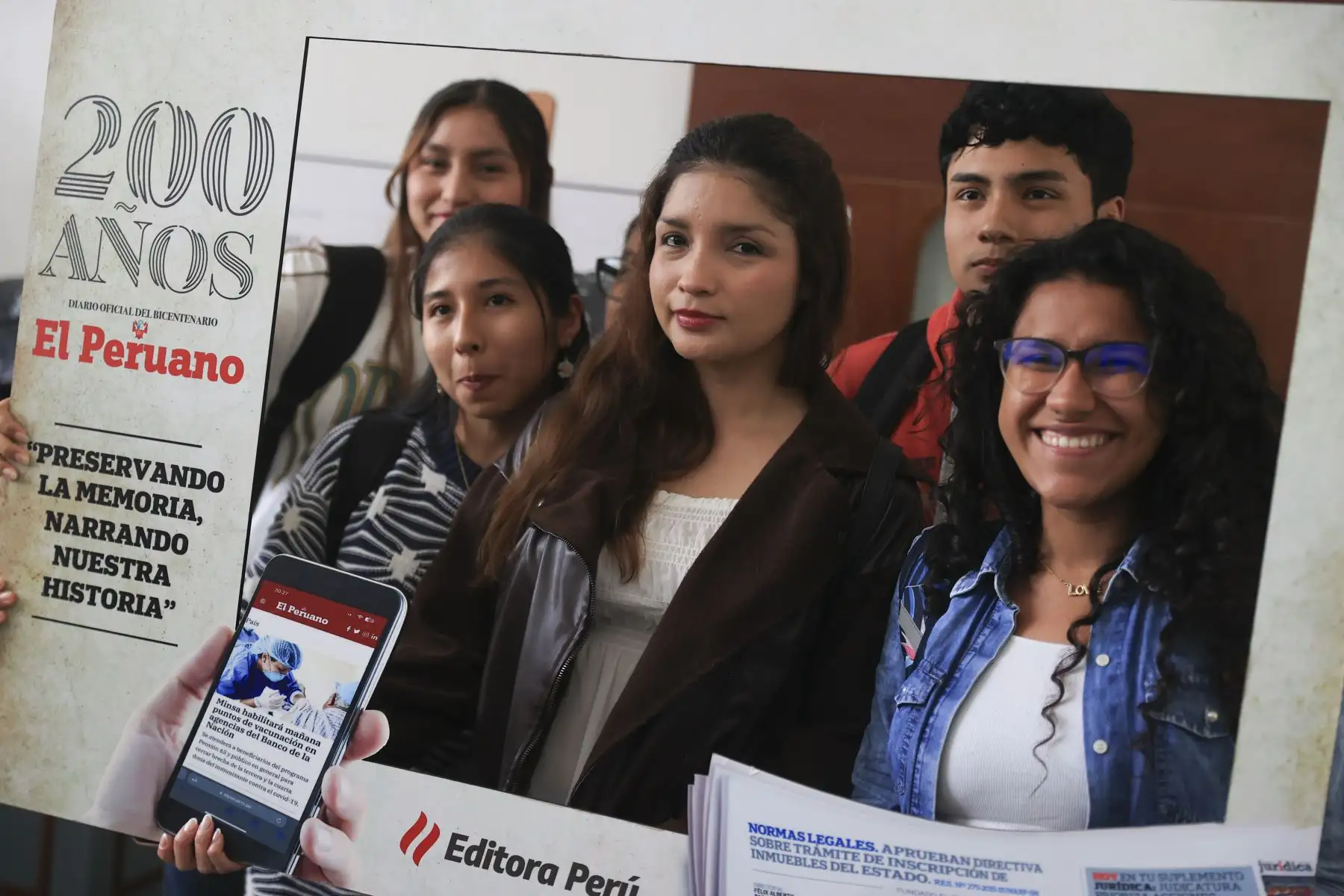 Periodistas del Diario Oficial El Peruano, participaron en el conversatorio El Peruano 200 Años, en el auditorio de la Universidad Jaime Bausate y Meza. El equipo estuvo encabezado por el director del DOP, Félix Paz; el gerente de publicaciones, Ricardo Montero y José Antonio Manco, jefe del Departamento Digital de Editora Perú. Foto: ANDINA/Jhonel Rodríguez Robles