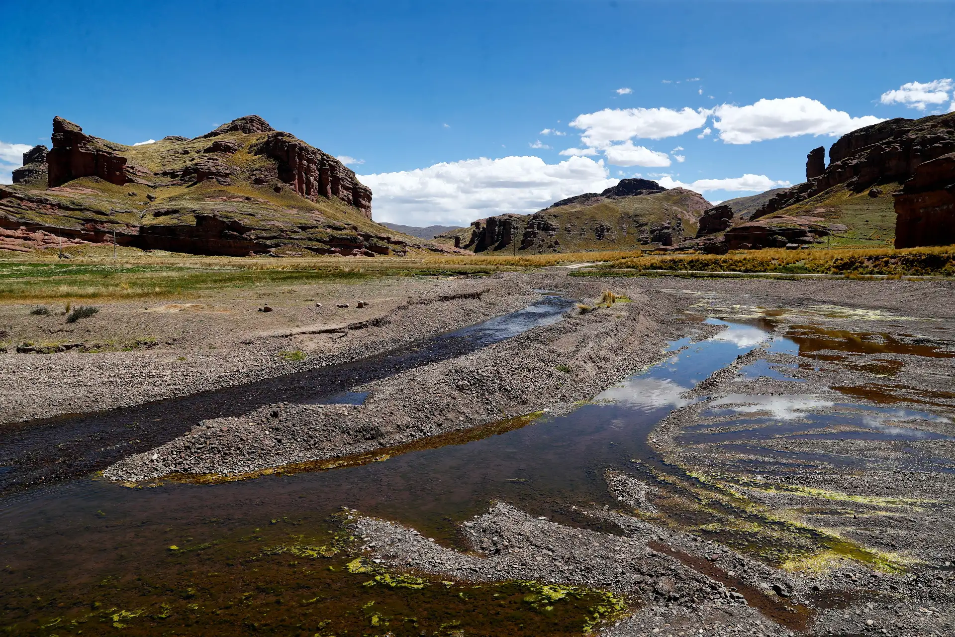 El Cañón de Tinajani, en Puno, que destaca por su impresionante belleza pétrea con formaciones rocosas rojizas, un cielo azul intenso y rodeado del valle altiplánico, se convierte en un nuevo atractivo que estará de moda el 2026 al figurar en la lista de los 10 mejores lugares para visitar en Centroamérica y Sudamérica en 2026. La lista fue elabora por Condé Nast Traveler, la revista internacional especializada en turismo de lujo. Foto: ANDINA/Daniel Bracamonte