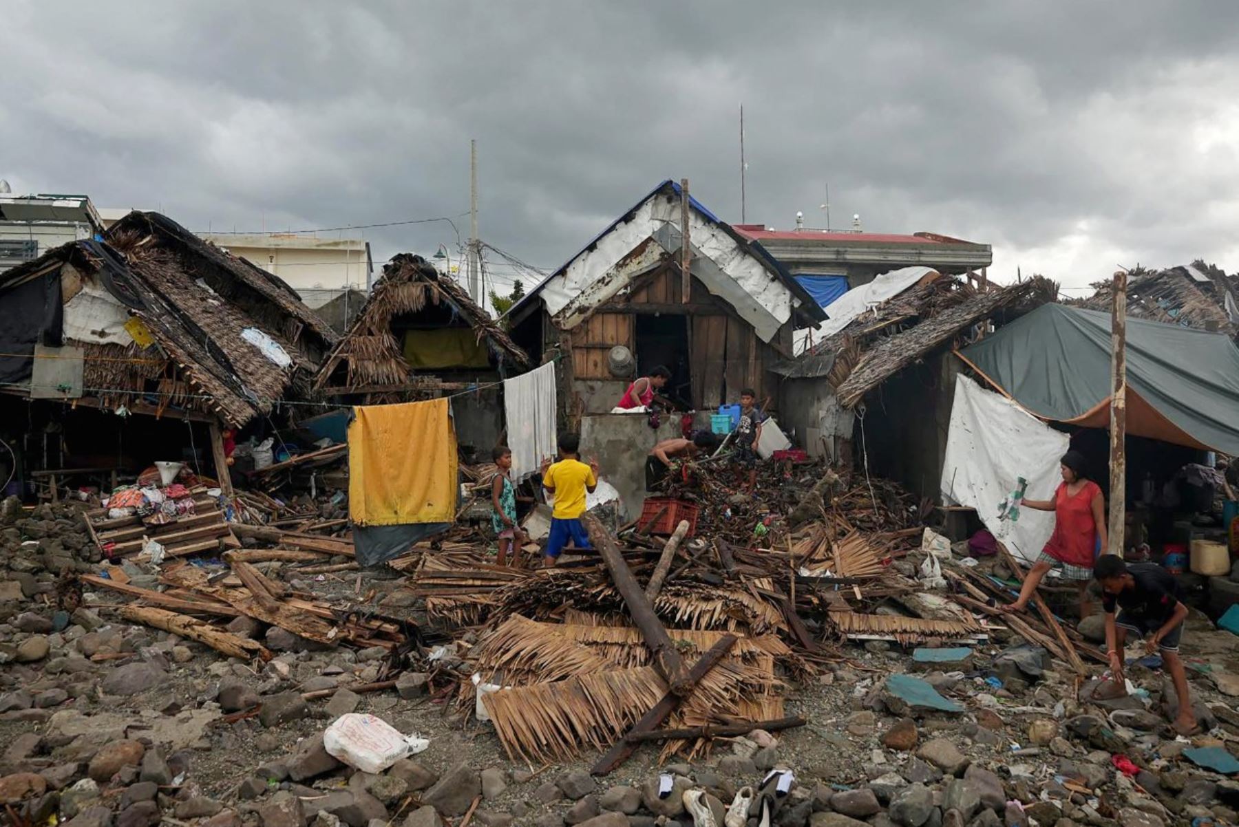 Los residentes se reúnen junto a sus casas destruidas cerca del malecón en Garchitorena, provincia de Camarines Sur, al sur de Manila, el 10 de noviembre de 2025, un día después de que el supertifón Fung-wong tocara tierra. Foto: AFP