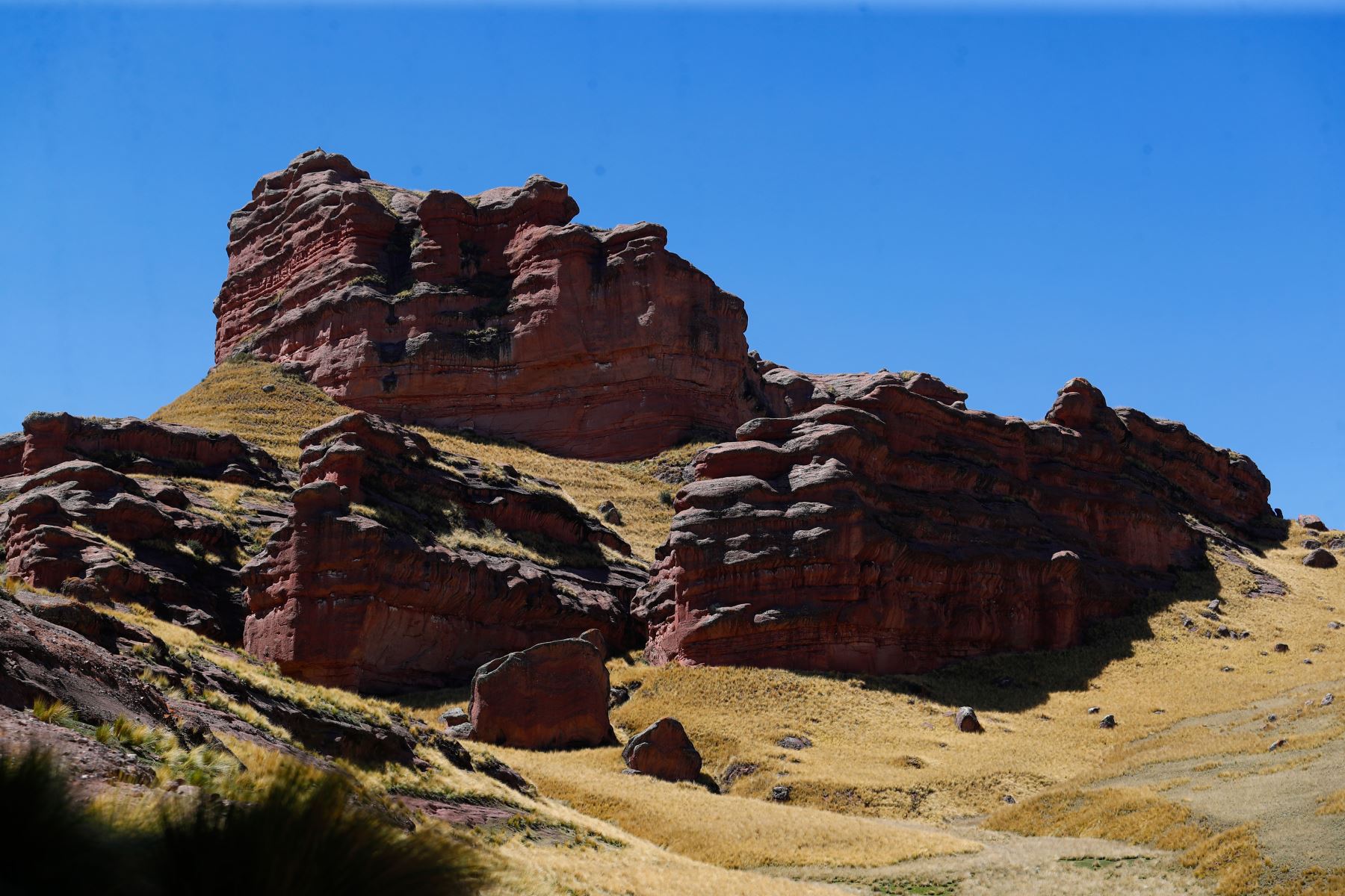 El Cañón de Tinajani, en Puno, que destaca por su impresionante belleza pétrea con formaciones rocosas rojizas, un cielo azul intenso y rodeado del valle altiplánico, se convierte en un nuevo atractivo que estará de moda el 2026 al figurar en la lista de los 10 mejores lugares para visitar en Centroamérica y Sudamérica en 2026. La lista fue elabora por Condé Nast Traveler, la revista internacional especializada en turismo de lujo. Foto: ANDINA/Daniel Bracamonte