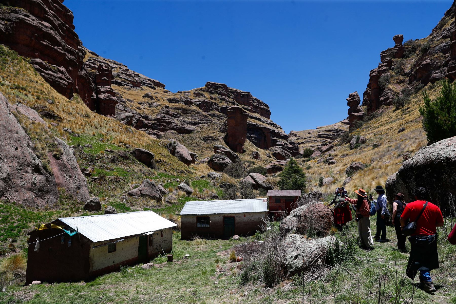 El Cañón de Tinajani, en Puno, que destaca por su impresionante belleza pétrea con formaciones rocosas rojizas, un cielo azul intenso y rodeado del valle altiplánico, se convierte en un nuevo atractivo que estará de moda el 2026 al figurar en la lista de los 10 mejores lugares para visitar en Centroamérica y Sudamérica en 2026. La lista fue elabora por Condé Nast Traveler, la revista internacional especializada en turismo de lujo. Foto: ANDINA/Daniel Bracamonte
