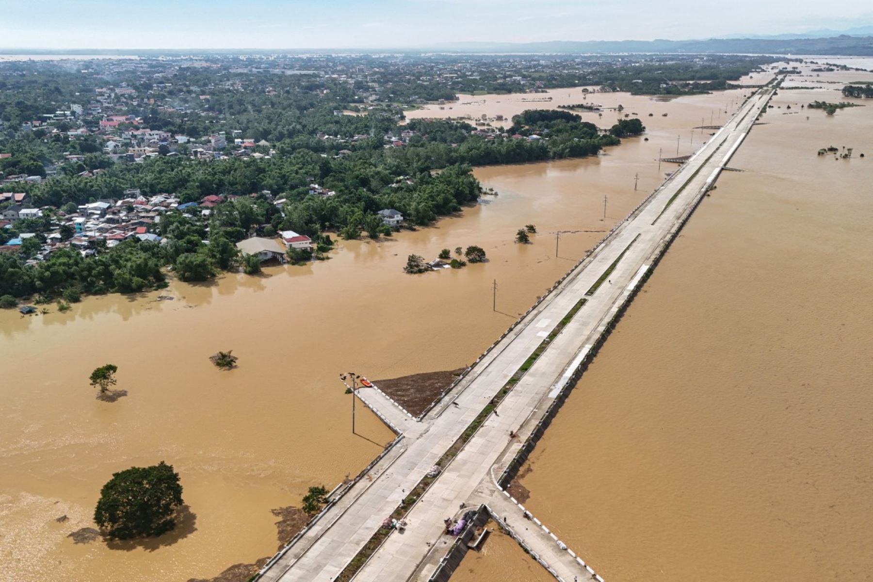 Esta fotografía muestra una vista aérea de una carretera en construcción sumergida por las inundaciones en la ciudad de Tuguegarao, provincia de Cagayán, al norte de Manila. AFP