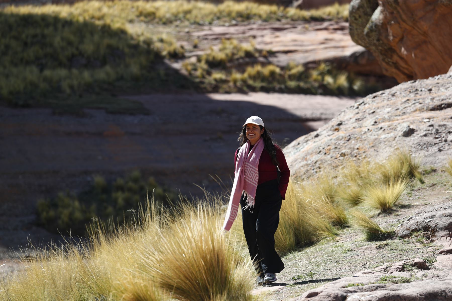 El Cañón de Tinajani, en Puno, que destaca por su impresionante belleza pétrea con formaciones rocosas rojizas, un cielo azul intenso y rodeado del valle altiplánico, se convierte en un nuevo atractivo que estará de moda el 2026 al figurar en la lista de los 10 mejores lugares para visitar en Centroamérica y Sudamérica en 2026. La lista fue elabora por Condé Nast Traveler, la revista internacional especializada en turismo de lujo. Foto: ANDINA/Daniel Bracamonte