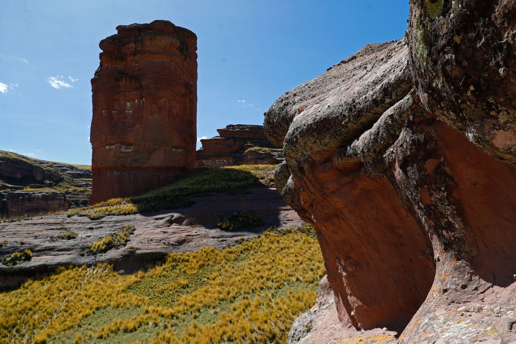 El Cañón de Tinajani, en Puno, que destaca por su impresionante belleza pétrea con formaciones rocosas rojizas, un cielo azul intenso y rodeado del valle altiplánico, se convierte en un nuevo atractivo que estará de moda el 2026 al figurar en la lista de los 10 mejores lugares para visitar en Centroamérica y Sudamérica en 2026. La lista fue elabora por Condé Nast Traveler, la revista internacional especializada en turismo de lujo. Foto: ANDINA/Daniel Bracamonte
