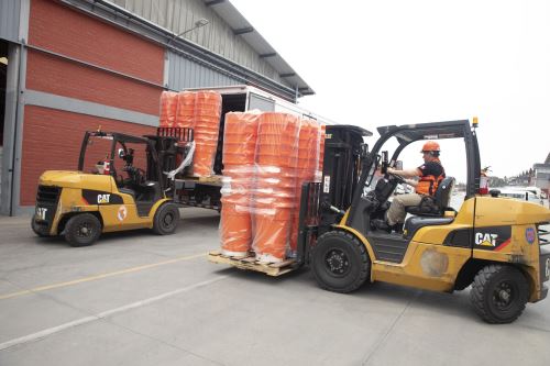 El envío a Amazonas incluye bienes no alimentarios esenciales, como camas plegables, baldes de plástico, balones de gas, bidones de plástico, cocinas a gas, carretillas de metal, machetes, colchones, entre otros. Foto:Indeci