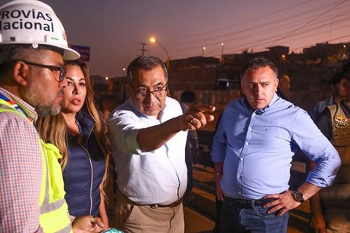 “Estamos atendiendo esta emergencia. Estamos trabajando en una solución definitiva. Nos hemos reunido con los alcaldes distritales y congresistas para trabajar de manera conjunta y garantizar la seguridad de todos los ciudadanos”, manifestó el ministro Prieto, quien estuvo acompañado por la congresista Patricia Chirinos y el alcalde de Ventanilla, Jhovinson Vásquez.ANDINA/Difusión