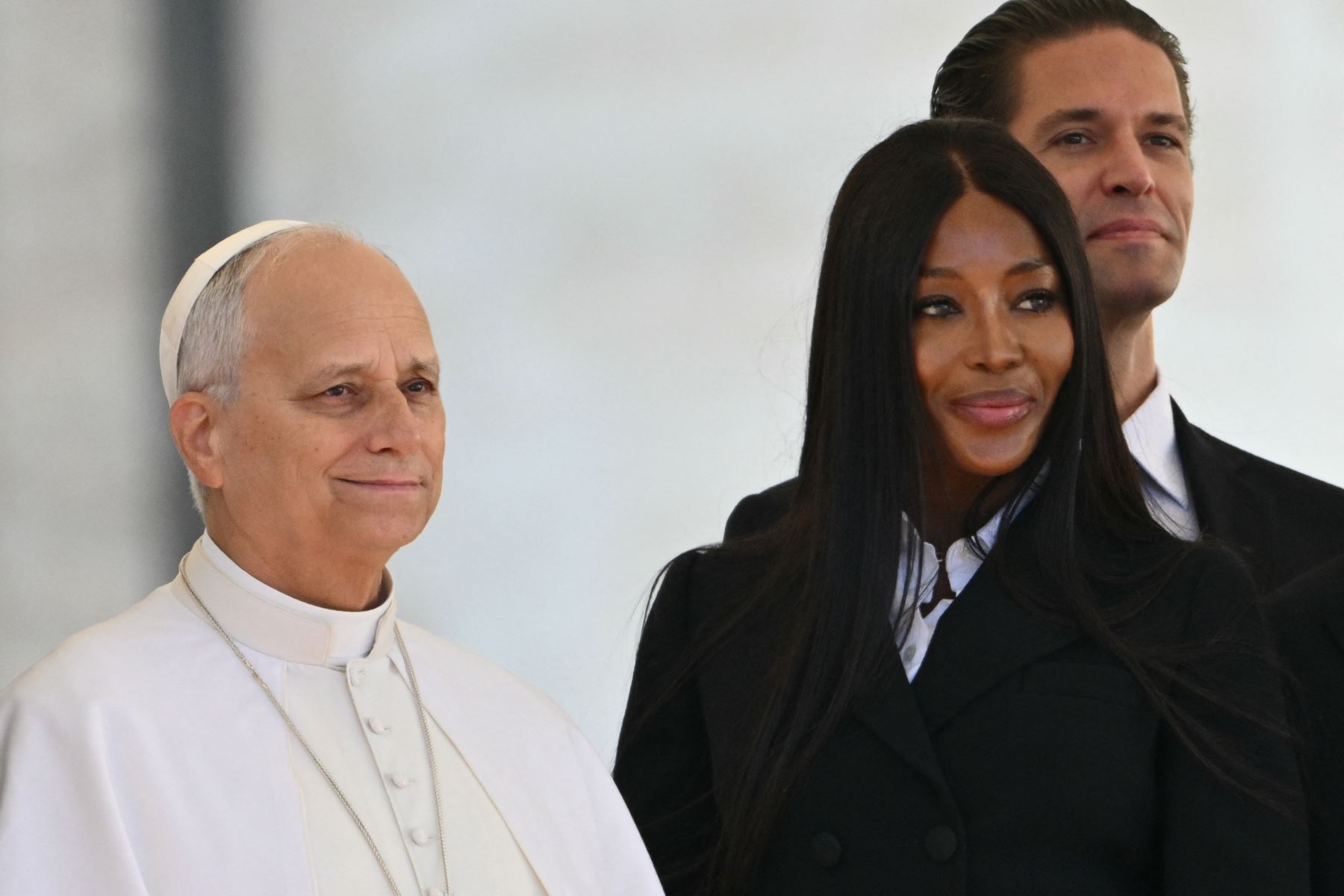 La supermodelo y actriz británica Naomi Campbell se encuentra junto al Papa León XIV durante su audiencia general semanal en la plaza de San Pedro en el Vaticano. Foto: AFP