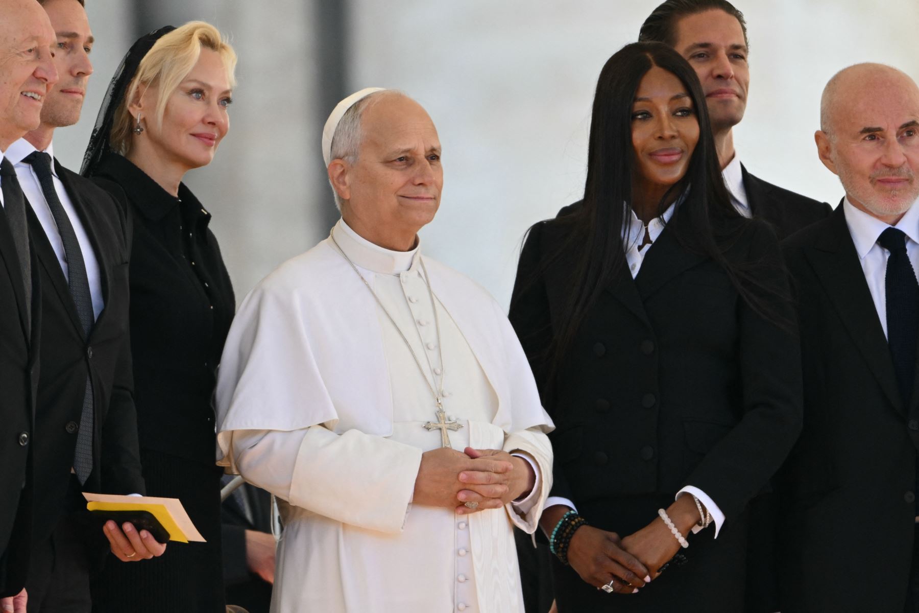 La supermodelo y actriz británica Naomi Campbell se encuentra junto al Papa León XIV durante su audiencia general semanal en la plaza de San Pedro en el Vaticano. Foto: AFP