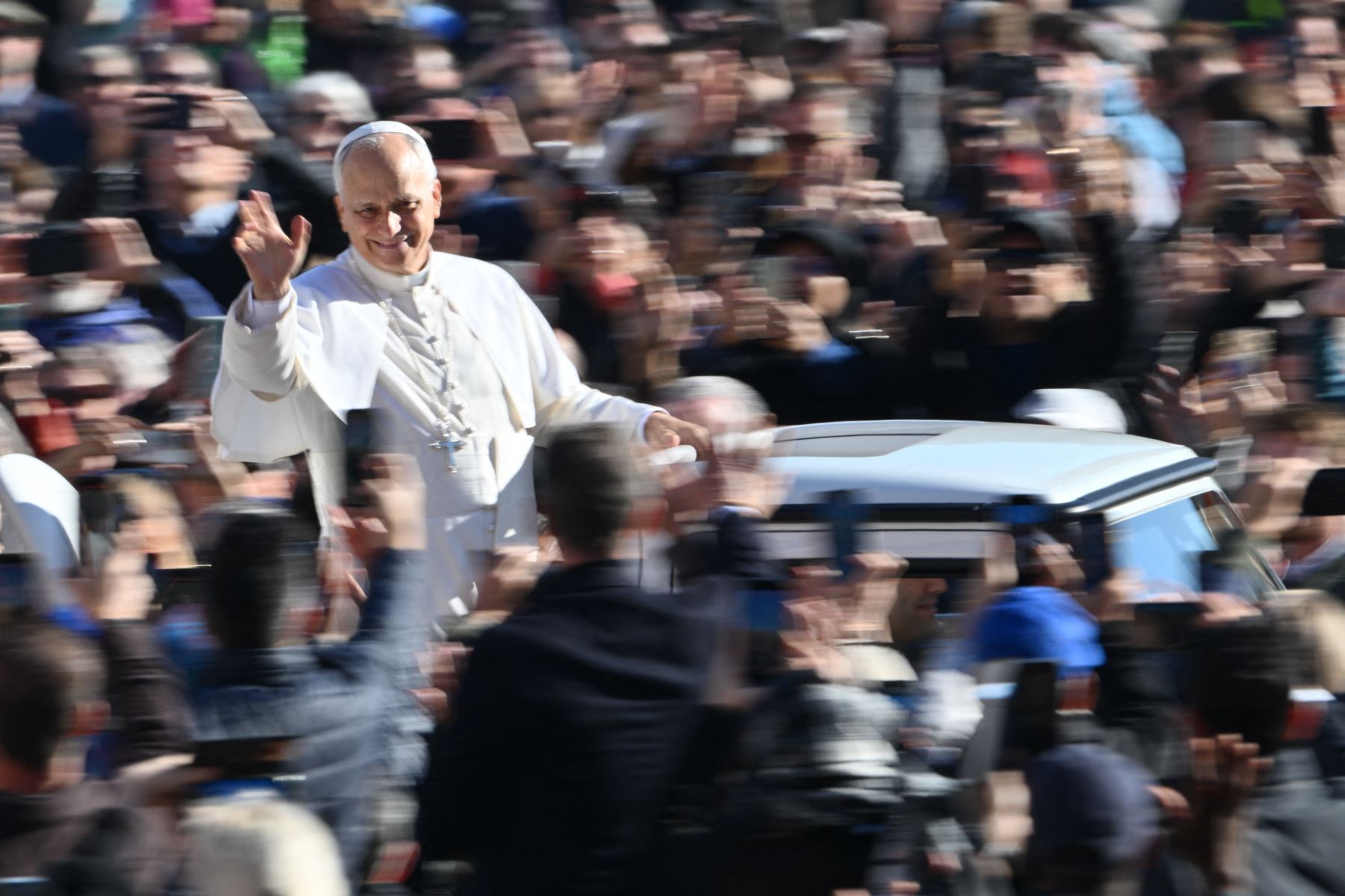 El papa León XIV llega a la plaza de San Pedro en el Vaticano para su audiencia general semanal. Foto: AFP