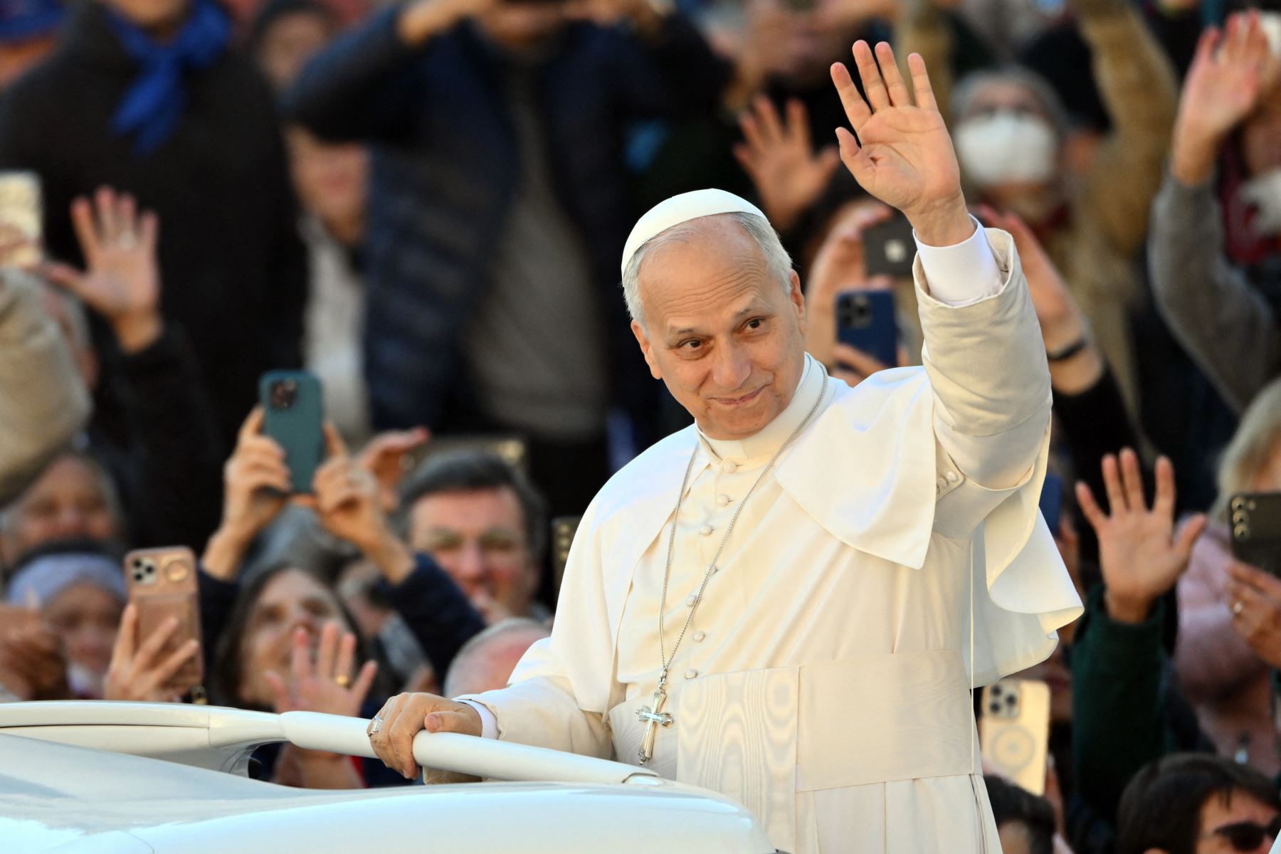 El papa León XIV llega a la plaza de San Pedro en el Vaticano para su audiencia general semanal. Foto: AFP