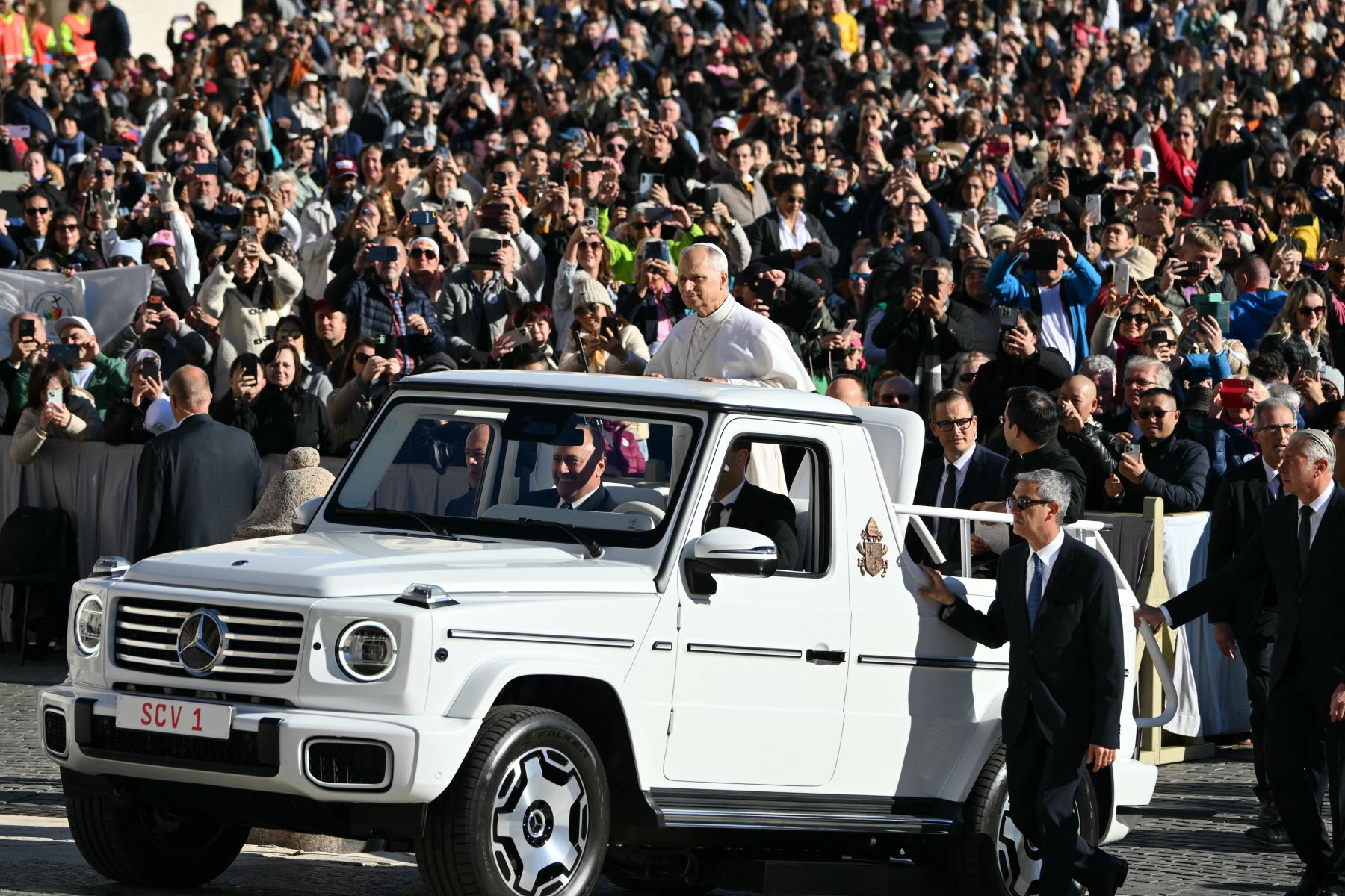 El papa León XIV llega a la plaza de San Pedro en el Vaticano para su audiencia general semanal. Foto: AFP